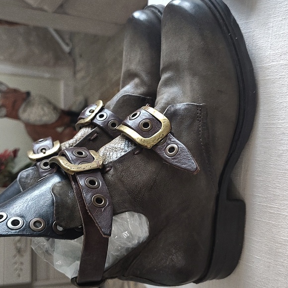 Stylish Black and Brown Buckle Boots - Picture 4 of 17